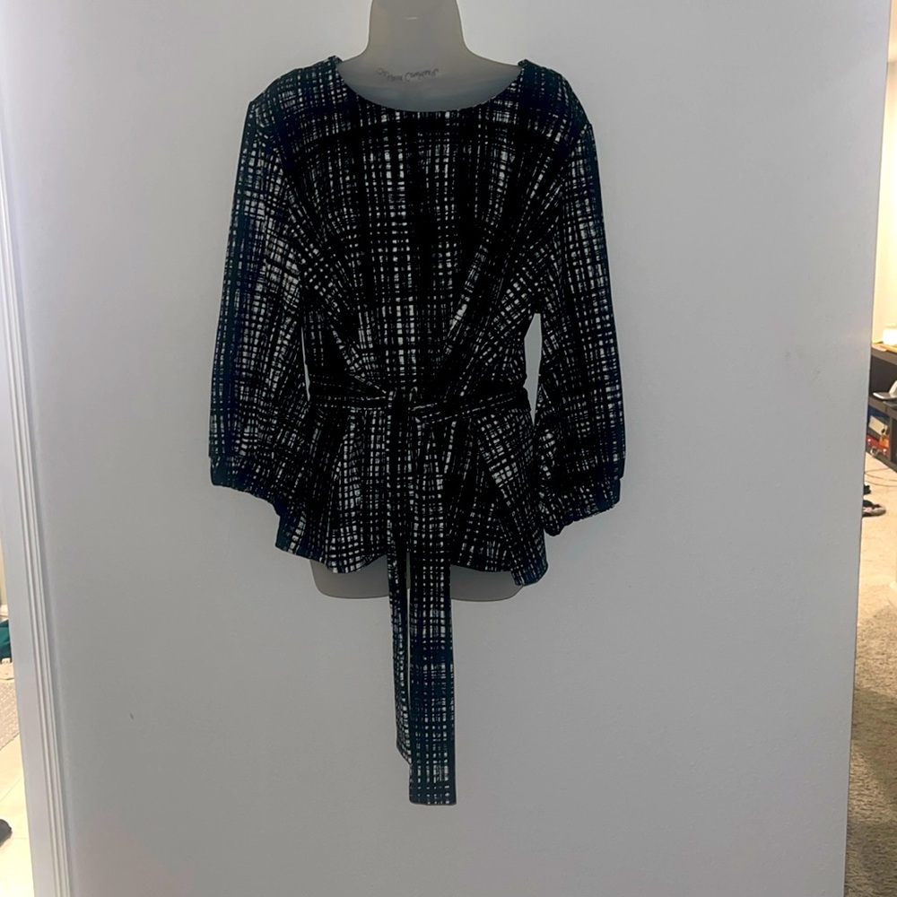XL Worthington tie knot blouse , soft beautiful and hugs you at the right spots.